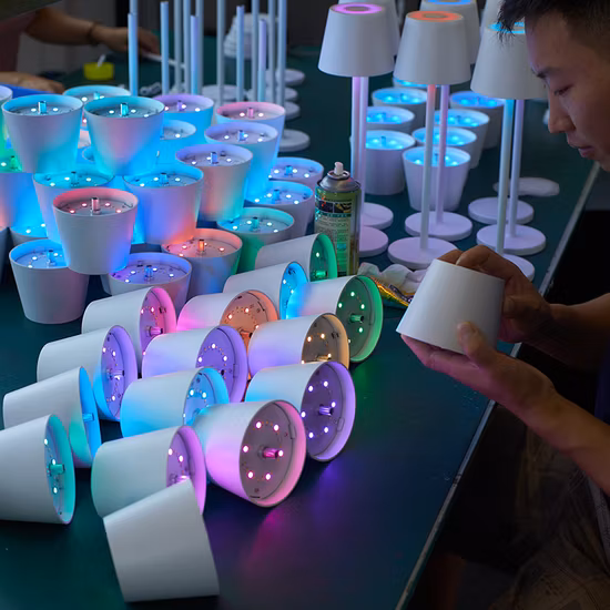 Lámpara de mesa inalámbrica de aluminio con control táctil LED, luz decorativa con cambio de color RGB